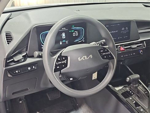 Used 2024 Kia Niro LX image 15