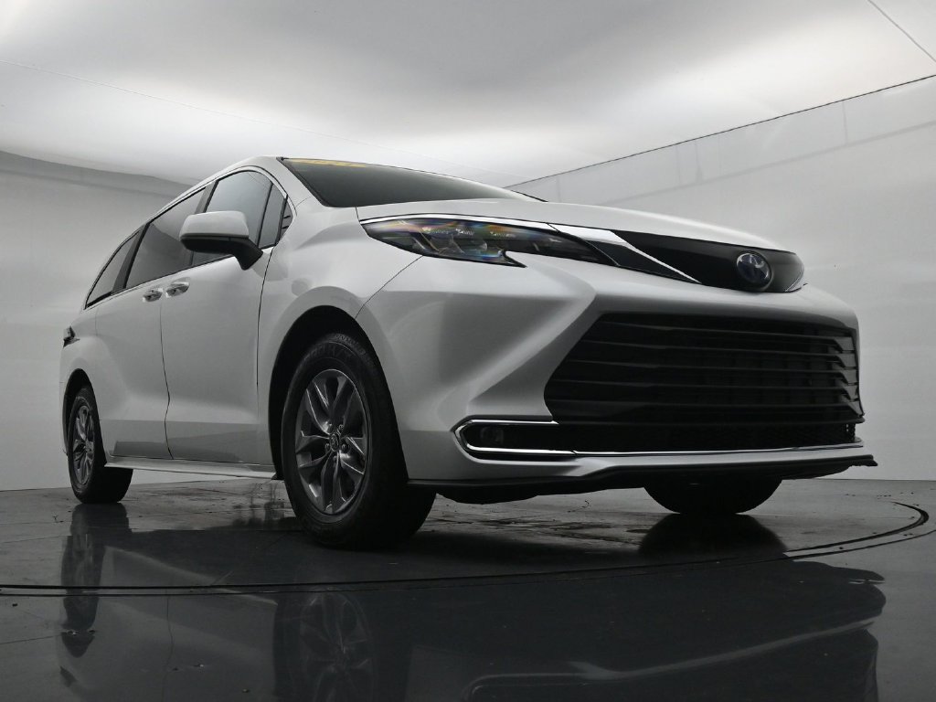 Used 2024 Toyota Sienna XLE FWD image 32