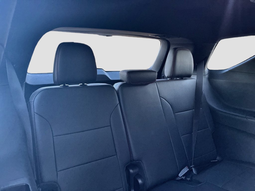 Used 2025 Chevrolet Traverse RS FWD image 28