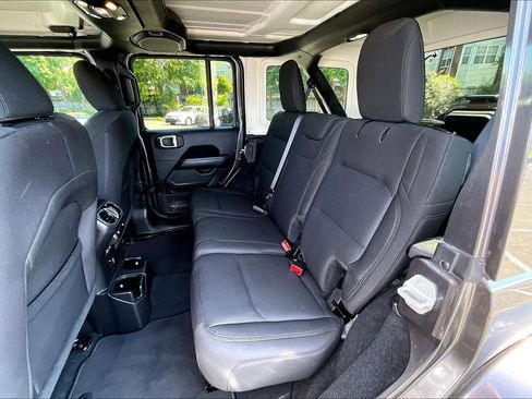 Used 2022 Jeep Wrangler Unlimited Sahara AWD/4WD image 23