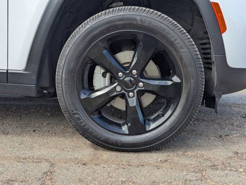 Used 2023 Jeep Grand Cherokee Limited w/ Black Appearance Package image 25