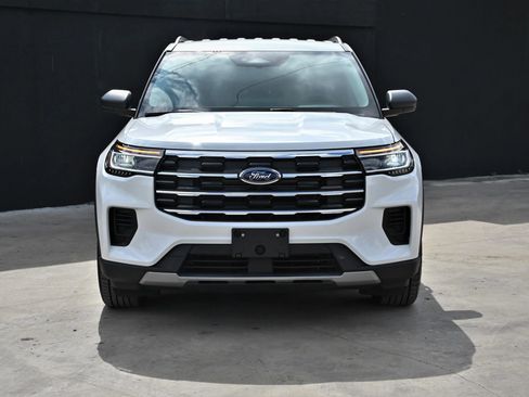 Used 2025 Ford Explorer Active image 2