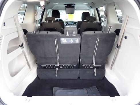 Used 2020 Chrysler Pacifica Touring image 5