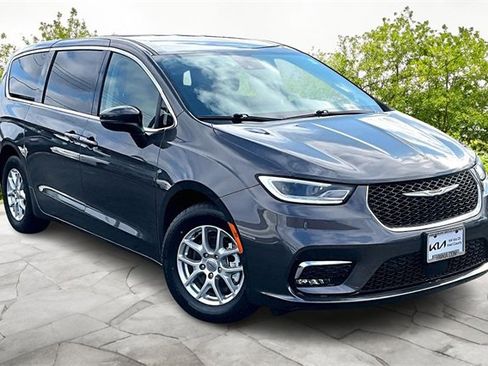 Used 2023 Chrysler Pacifica Touring-L image 11