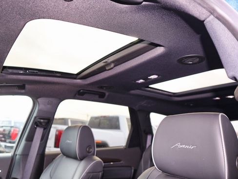 Certified 2023 Buick Enclave Avenir image 9