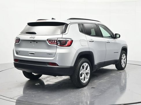 Used 2024 Jeep Compass Latitude AWD/4WD image 5