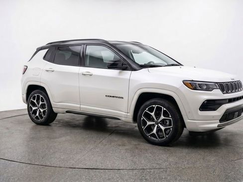 Used 2025 Jeep Compass Limited AWD/4WD image 2