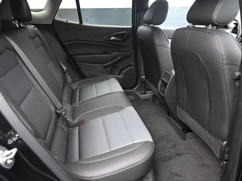 Used 2025 Chevrolet Trax LT w/ LT Convenience Package FWD image 19