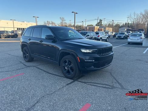 Used 2025 Jeep Grand Cherokee Limited w/ Luxury Tech Group II AWD/4WD image 9