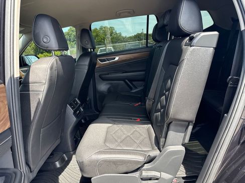 Used 2025 Volkswagen Atlas SE FWD image 15