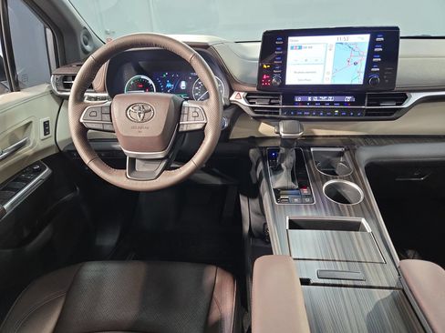 Used 2024 Toyota Sienna Platinum FWD image 9