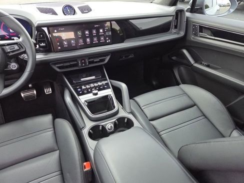 Used 2025 Porsche Cayenne GTS AWD/4WD image 32