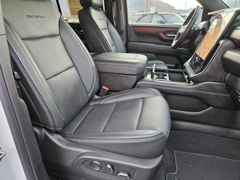 Used 2025 GMC Yukon Denali AWD/4WD image 34