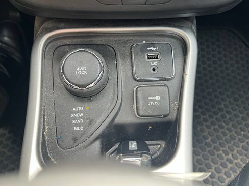 Used 2020 Jeep Compass Latitude w/ Cold Weather Group AWD/4WD image 16