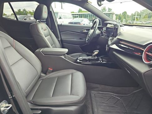 Used 2024 Chevrolet Trax RS w/ Sunroof Package FWD image 11