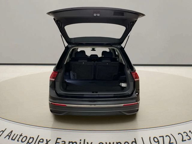 Used 2023 Volkswagen Tiguan SE w/ Panoramic Sunroof Package FWD image 9