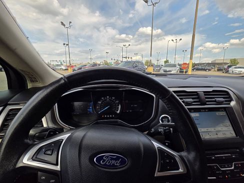 Used 2017 Ford Fusion SE w/ Fusion SE Technology Package FWD image 28