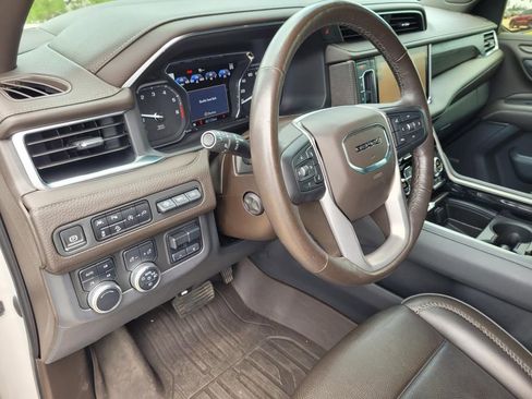 Used 2021 GMC Yukon Denali w/ Denali Premium Package image 12