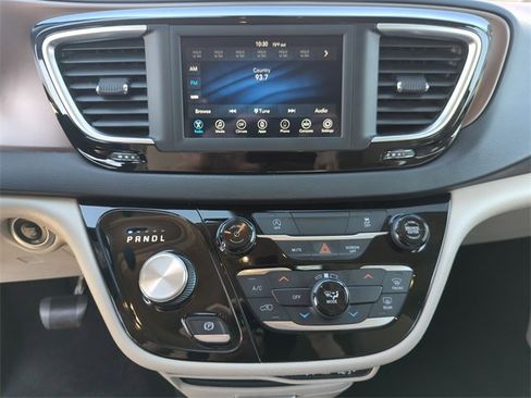 Used 2021 Chrysler Voyager Lxi image 29