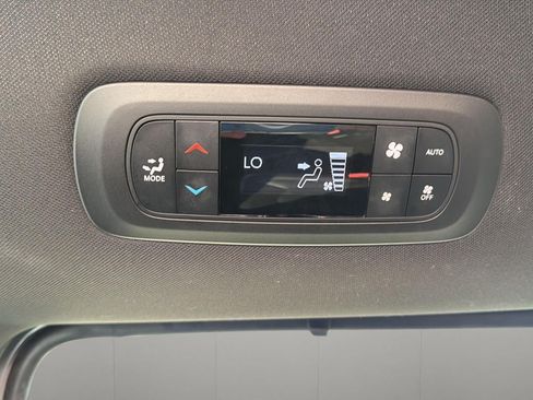 Used 2025 Chrysler Pacifica Select FWD image 34