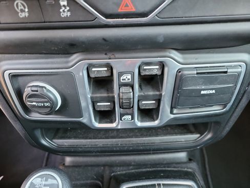 Used 2018 Jeep Wrangler Unlimited Sahara image 18