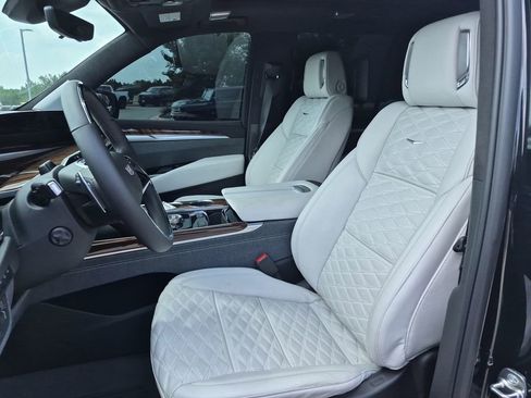 Used 2026 Cadillac Escalade Platinum Sport w/ LPO, Floor Liner Package AWD/4WD image 18