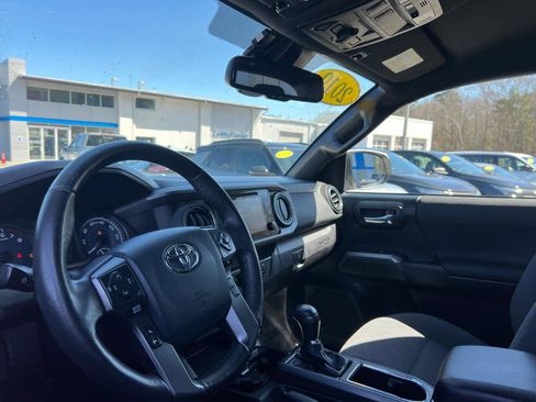 Used 2019 Toyota Tacoma TRD Off-Road w/ Technology Package image 14