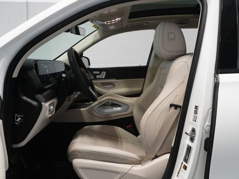 Used 2023 Mercedes-Benz GLS 580 4MATIC image 11