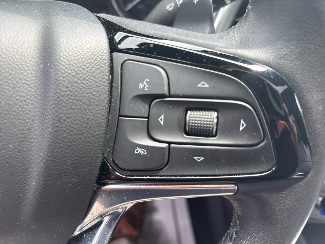 Used 2023 Buick Enclave Essence w/ Experience Buick Package FWD image 14