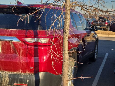 Used 2021 Chevrolet Traverse LT image 3