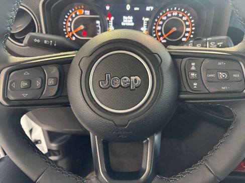 Used 2025 Jeep Wrangler Unlimited Rubicon AWD/4WD image 27