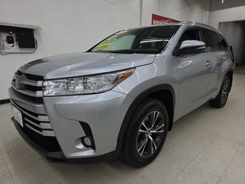 Used 2018 Toyota Highlander XLE AWD/4WD image 3