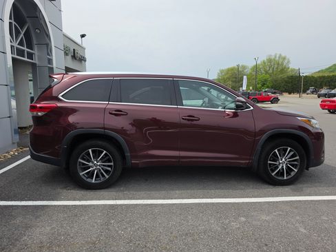 Used 2018 Toyota Highlander XLE AWD/4WD image 2