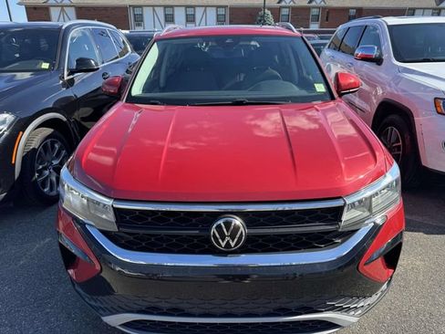 Used 2022 Volkswagen Taos SE FWD image 2