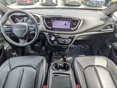 Used 2024 Chrysler Pacifica Limited FWD image 16
