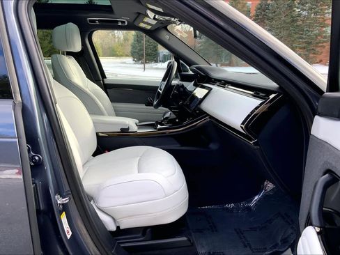 Used 2025 Land Rover Range Rover Sport SE image 7