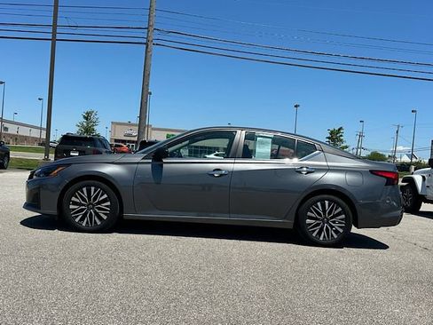Used 2025 Nissan Altima 2.5 SV FWD image 2