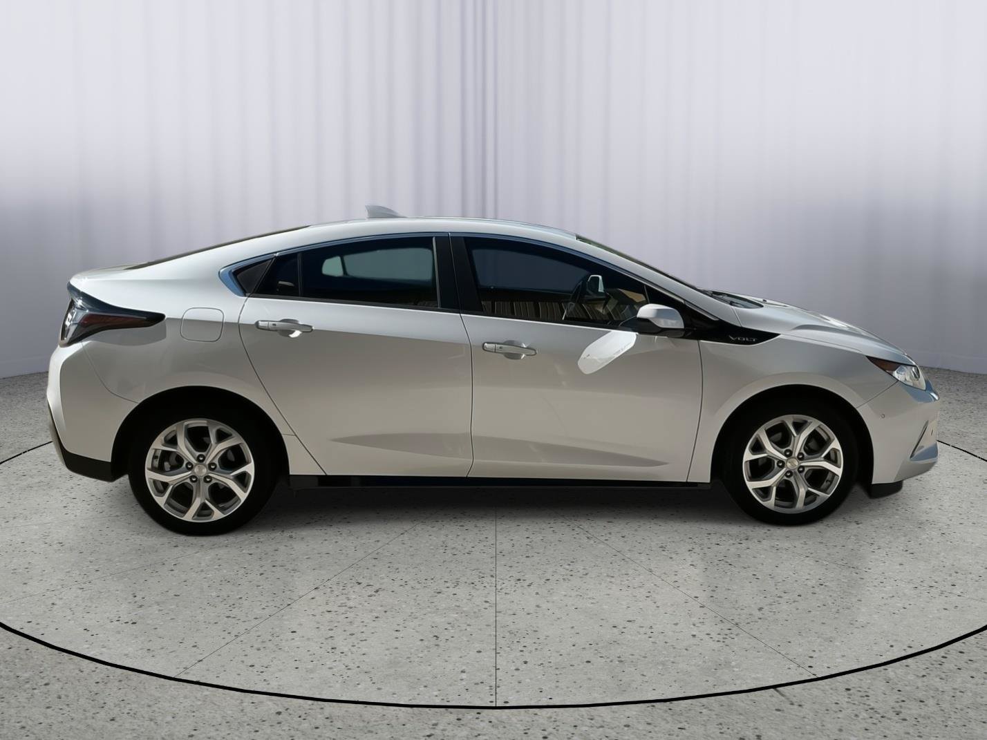 Used 2018 Chevrolet Volt Premier w/ Driver Confidence Package FWD image 6