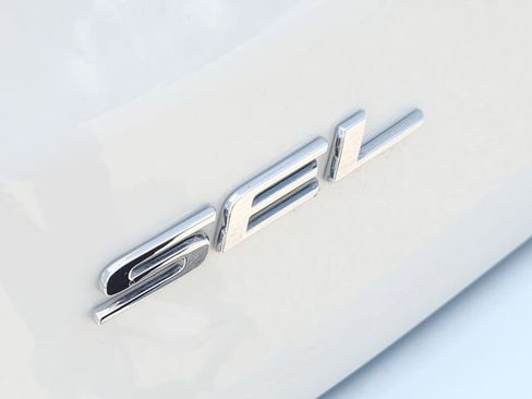 Used 2022 Ford Edge SEL AWD/4WD image 9