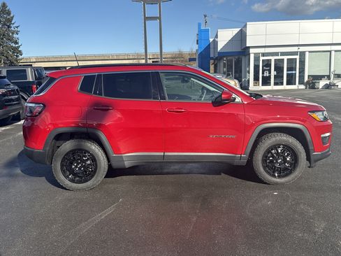 Used 2019 Jeep Compass Latitude image 2