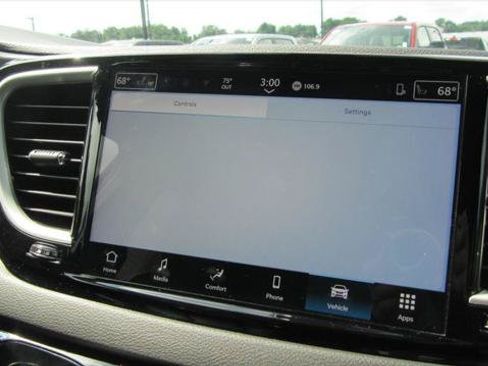 Certified 2025 Chrysler Pacifica Select FWD image 23