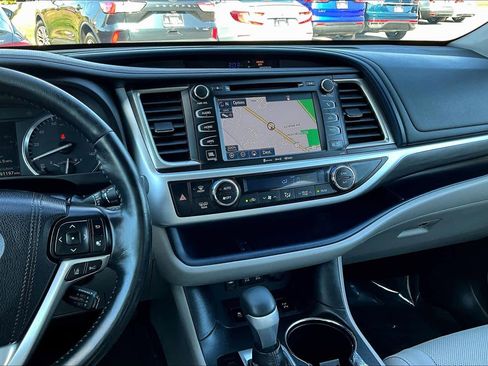 Used 2017 Toyota Highlander Limited Platinum image 6