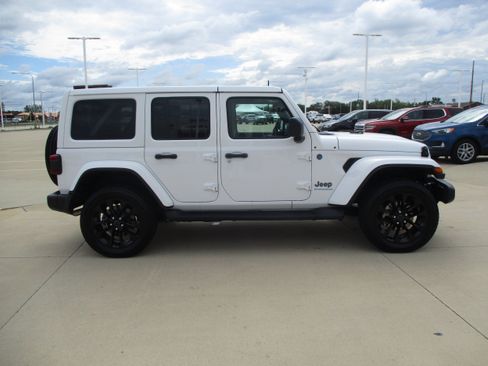 Used 2025 Jeep Wrangler Unlimited Sahara AWD/4WD image 7
