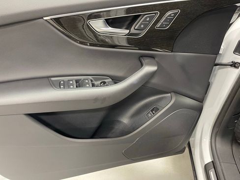 Used 2025 Audi Q8 Premium image 18