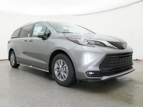 New 2026 Toyota Sienna XLE image 32
