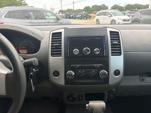 Used 2018 Nissan Frontier SV AWD/4WD image 18