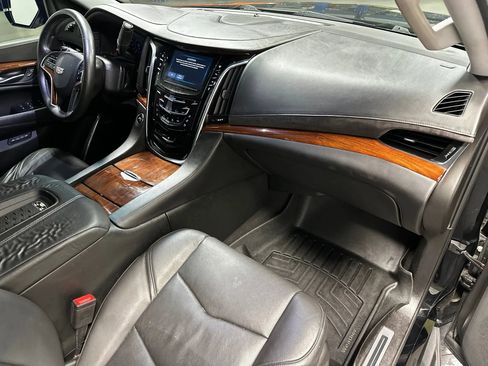 Used 2016 Cadillac Escalade Luxury image 27