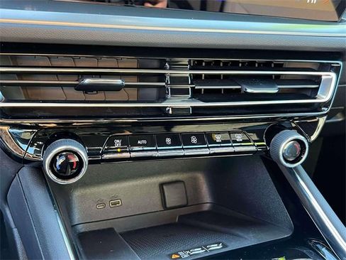 Used 2025 Chevrolet Traverse LT image 31