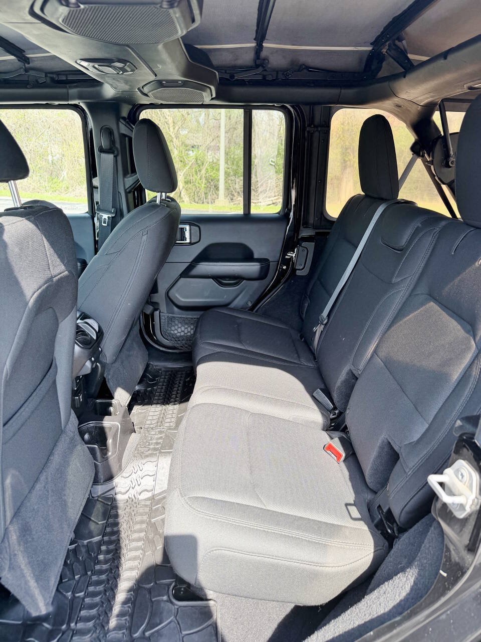 Used 2018 Jeep Wrangler Unlimited Sahara AWD/4WD image 11