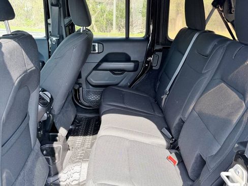 Used 2018 Jeep Wrangler Unlimited Sahara AWD/4WD image 11